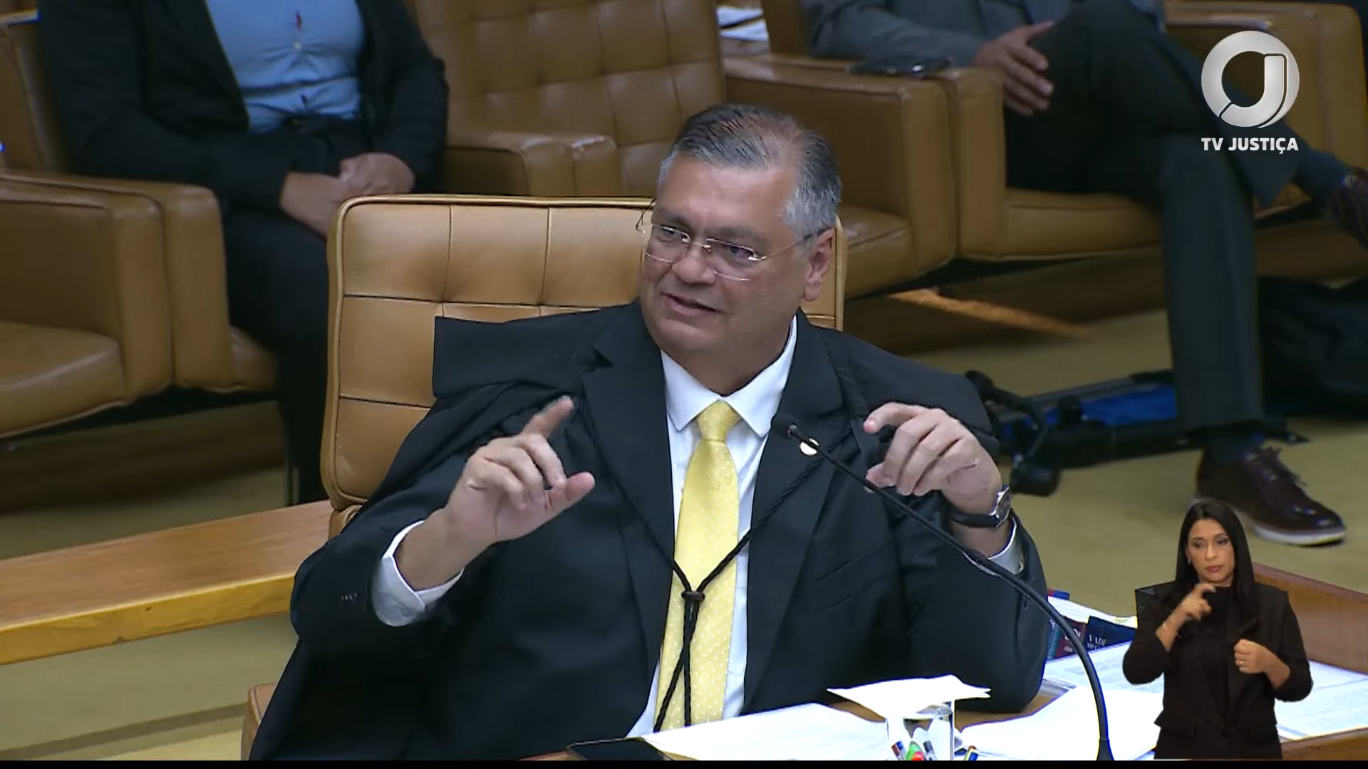Dino reafirma soberania nacional e esclarece que decisão não afeta tribunais internacionais