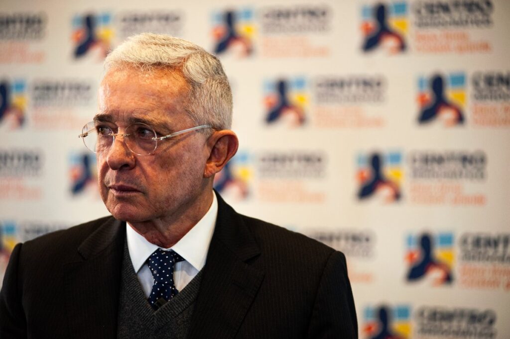 justica-da-colombia-manda-soltar-ex-presidente-alvaro-uribe