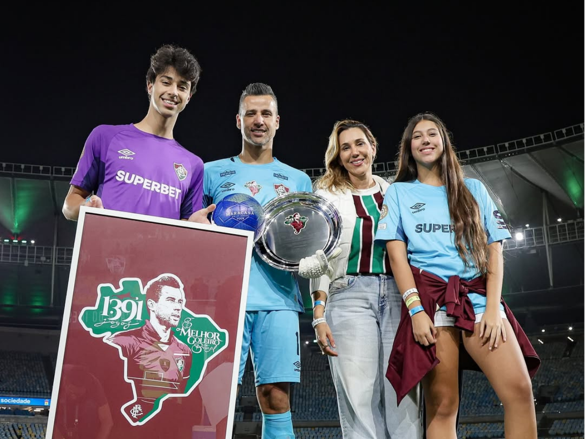 Fábio, do Fluminense, bate recorde mundial de jogos disputados na história do futebol