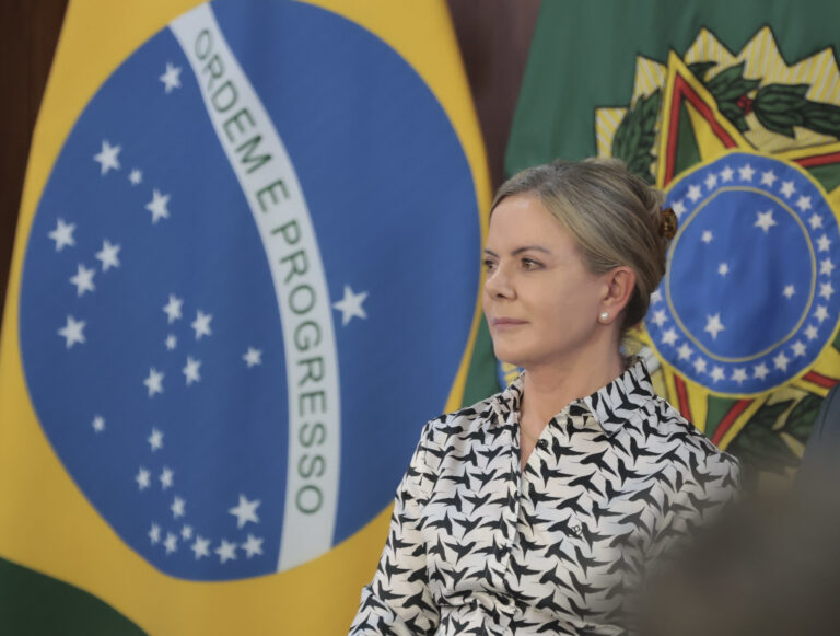 gleisi-convoca-lideres-da-base-apos-derrota-na-cpmi-do-inss