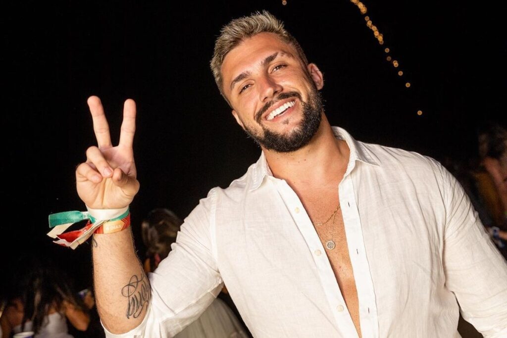 apos-sumico-das-redes,-ex-bbb-arthur-picoli-reaparece-com-novo-visual