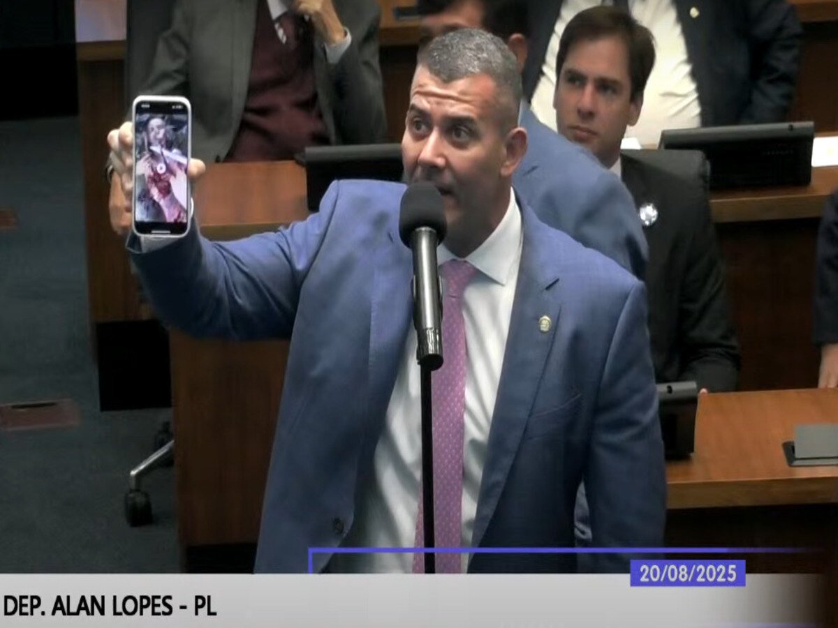 Deputado do Rio exibe imagens de esquartejamento na Alerj para criticar “defesa de assassinos”