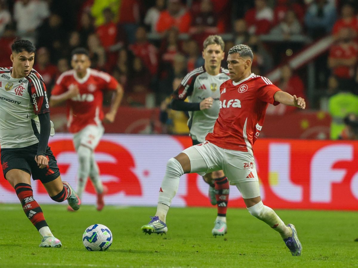 Internacional x Flamengo: chuva de papel picado atrasa duelo brasileiro na Libertadores