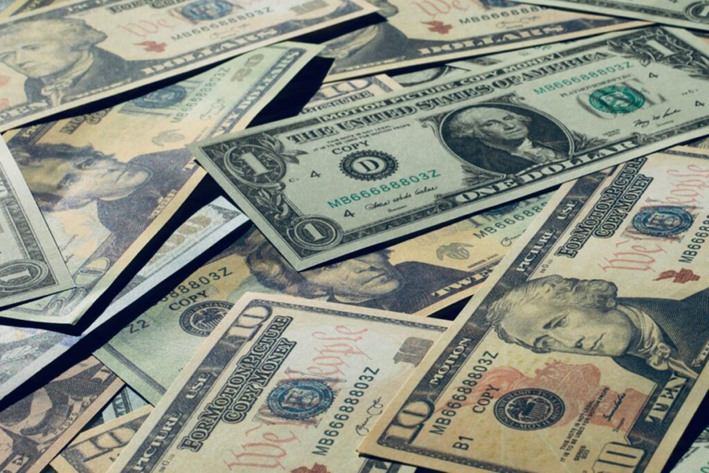 dolar-abre-em-alta-com-mensagens-de-bolsonaro-e-evento-do-bc-dos-eua