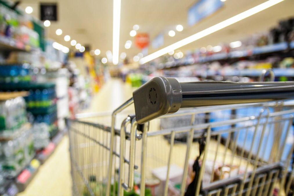 Vendas nos supermercados brasileiros crescem 4% em julho, diz Abras