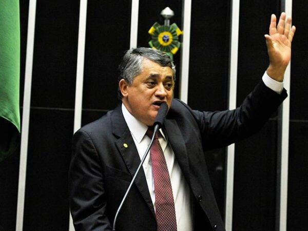 lider-do-governo-admite-falha-de-articulacao-na-cpmi-do-inss:-“engolimos-mosca”