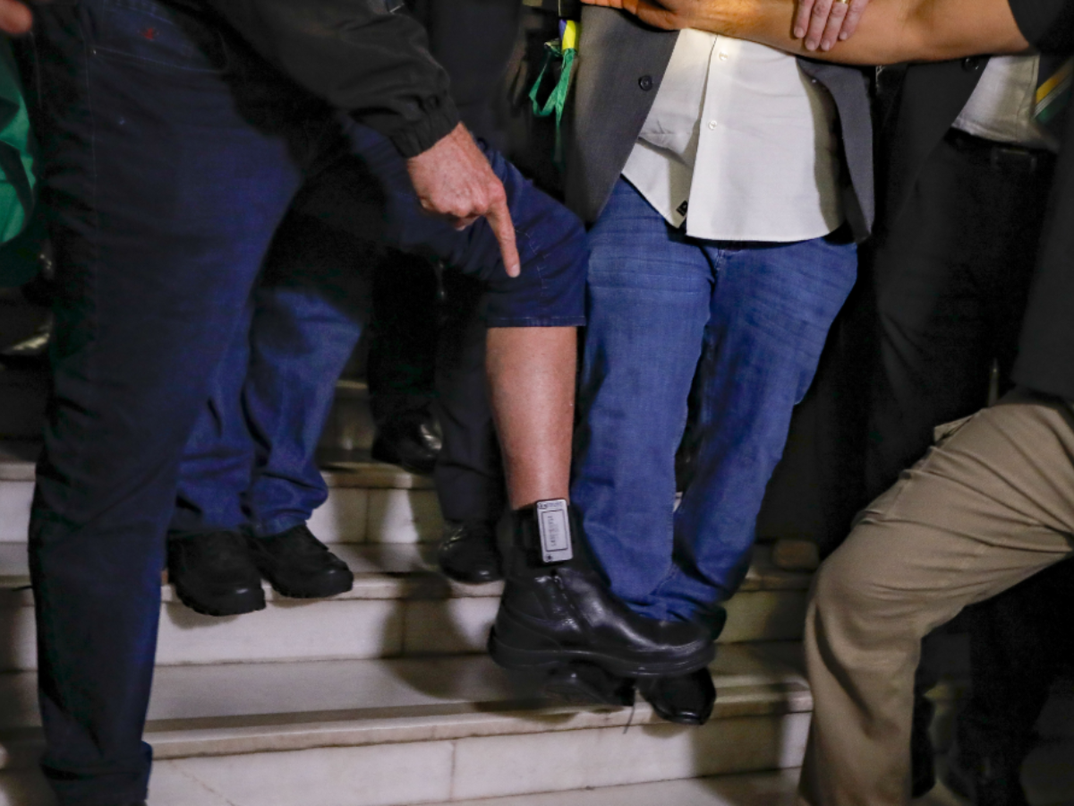 Lula ironiza tornozeleira de Bolsonaro e exibe “meia estilosa” em evento de saúde
