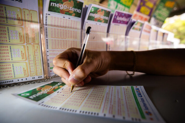 mega-sena-acumula-e-premio-vai-a-r$-28-milhoes.-veja-dezenas-sorteadas