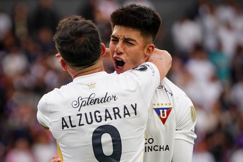 ldu-vence-botafogo,-reverte-desvantagem-e-segue-na-libertadores