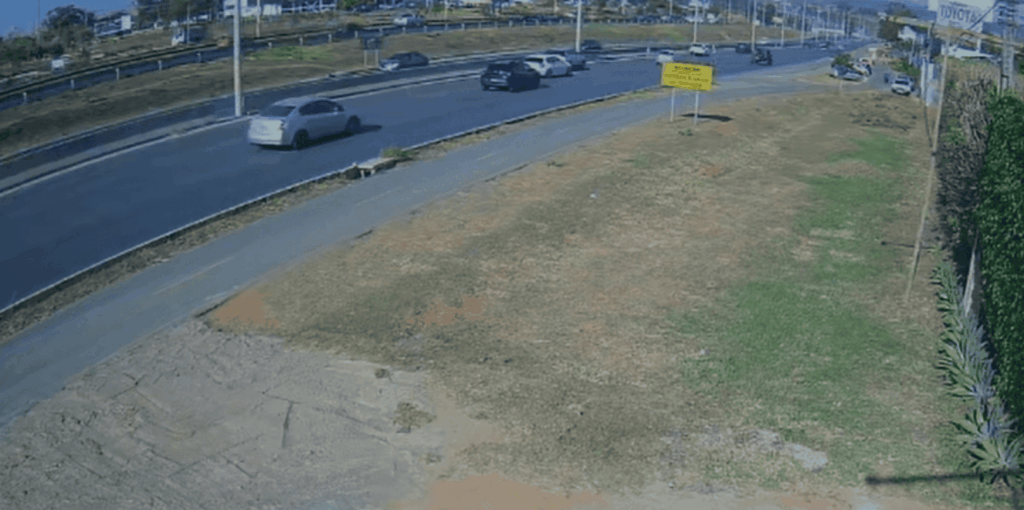 videos-mostram-motorista-fazendo-zigue-zague-antes-de-bmw-capotar