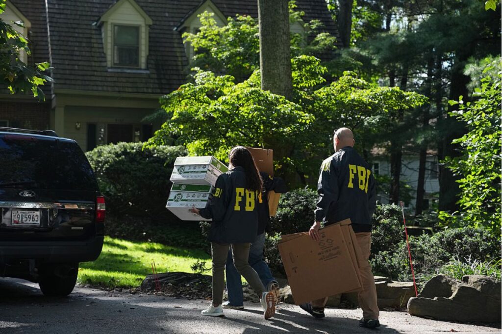 eua:-fbi-faz-buscas-em-casa-de-ex-conselheiro-que-rompeu-com-trump