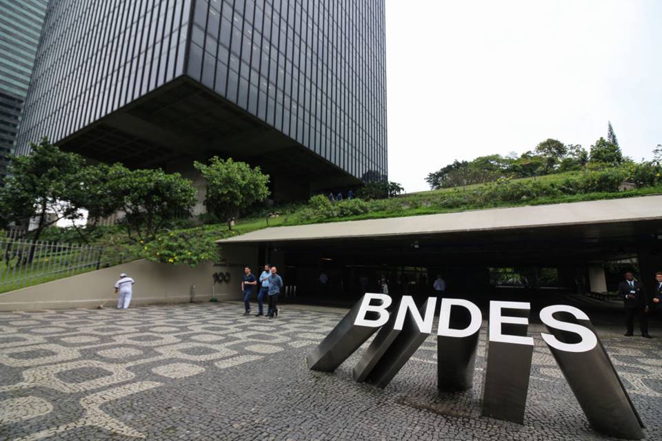 tarifaco:-bndes-anuncia-r$-10-bi-extras-para-empresas-menos-afetadas
