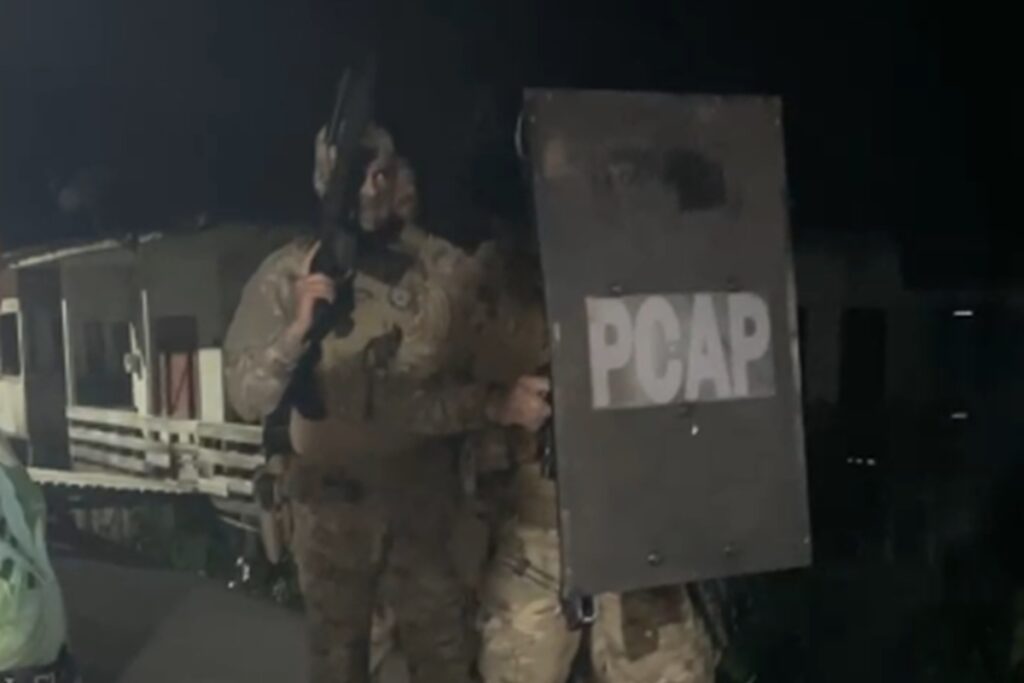 video:-bandido-que-matou-policial-mantem-familia-refem-por-mais-de-15h