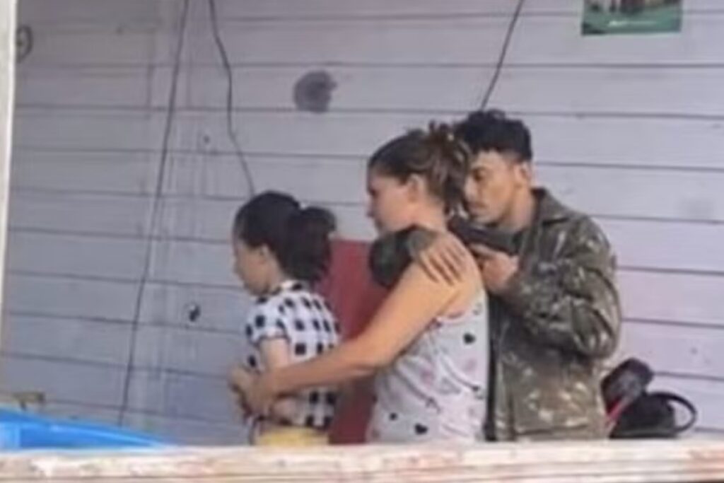 homem-que-matou-policial-em-delegacia-liberta-refens-e-se-entrega