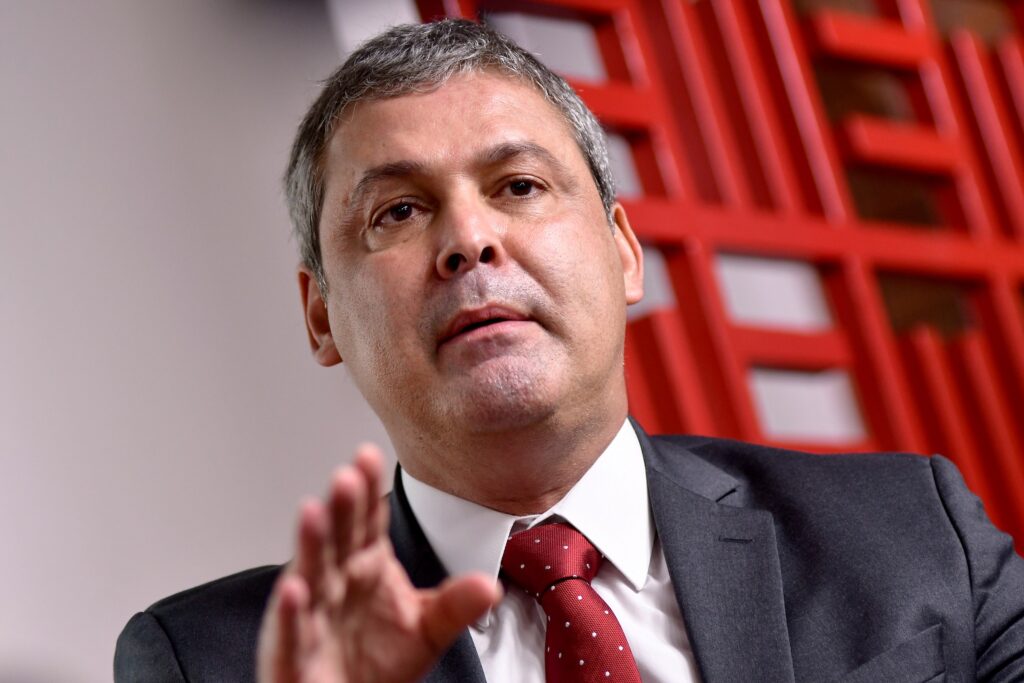 extrema-direita-deve-ter-rotulo-de-“traidor-nacional”,-diz-lindbergh