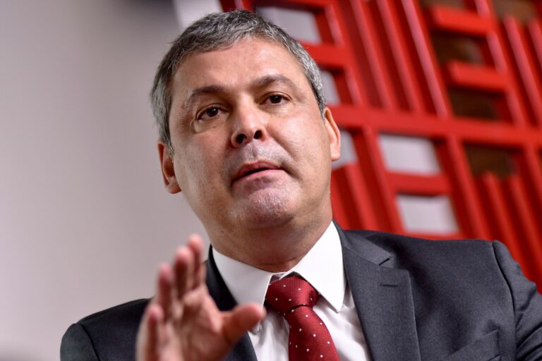extrema-direita-deve-ter-rotulo-de-“traidor-nacional”,-diz-lindbergh