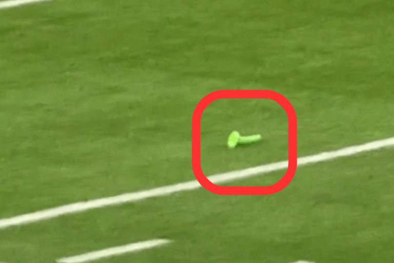 video:-objeto-sexual-e-jogado-no-campo-em-partida-de-futebol-americano