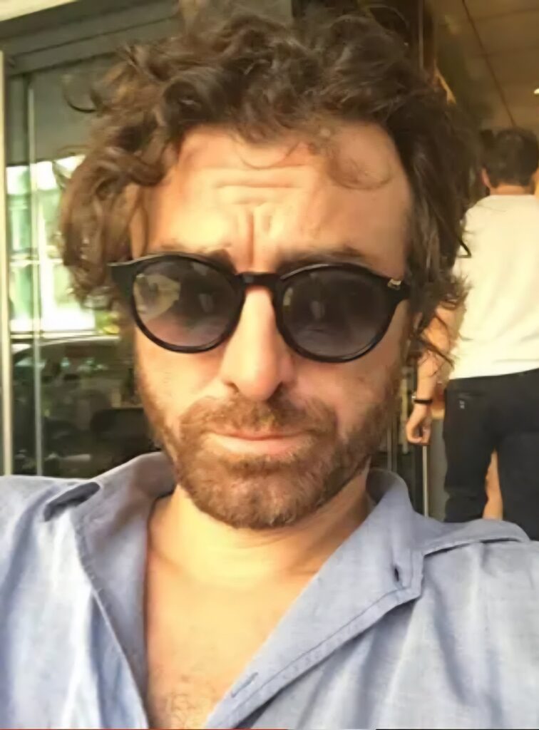 diretor-assistente-de-“emily-em-paris”-morre-durante-gravacoes-da-serie-na-italia