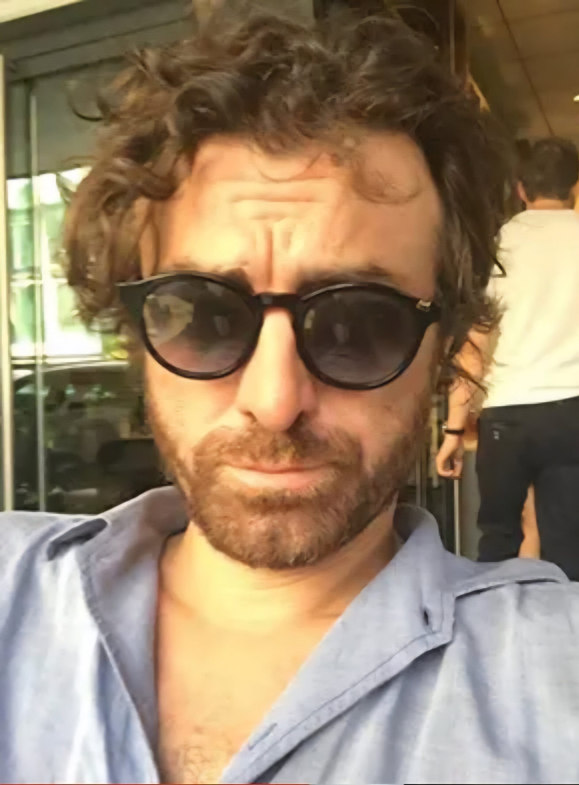 Diretor assistente de “Emily em Paris” morre durante gravações da série na Itália