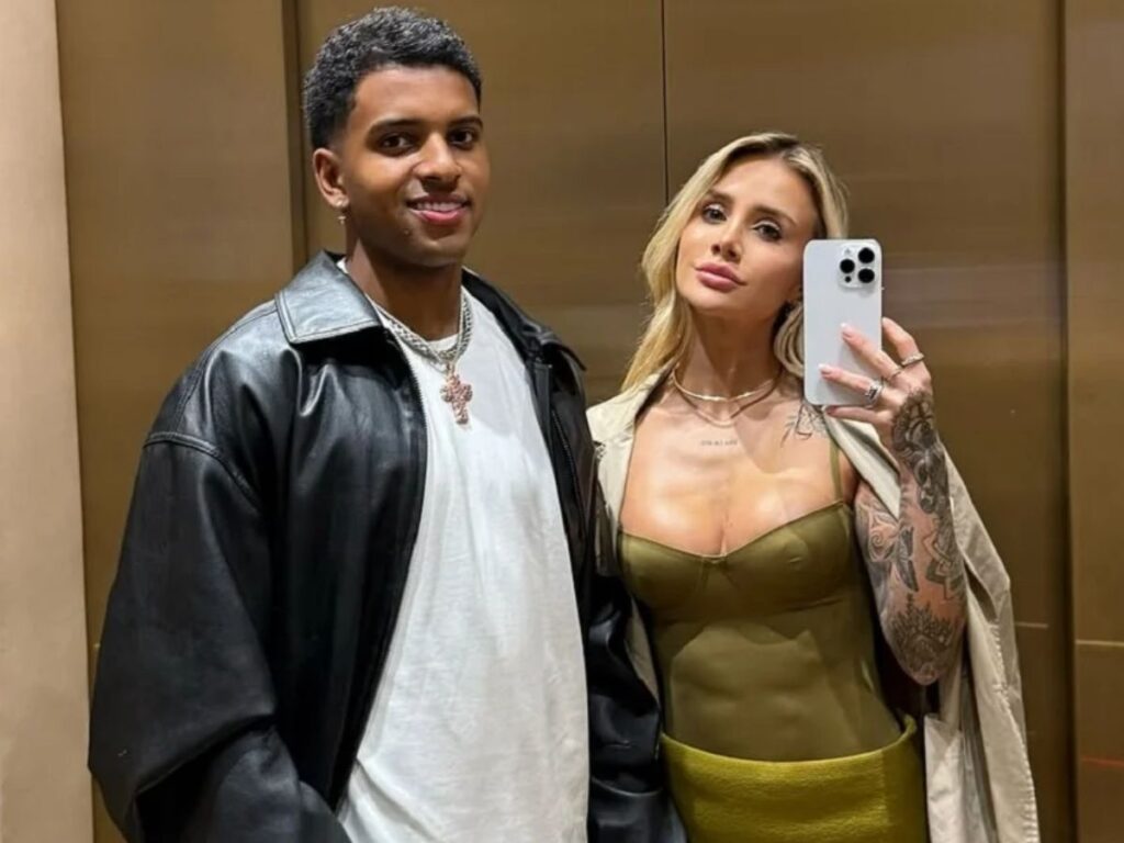 bruna-rotta,-ex-de-rodrygo,-recebe-surpresa-ao-ganhar-buque-de-flores-inteiro