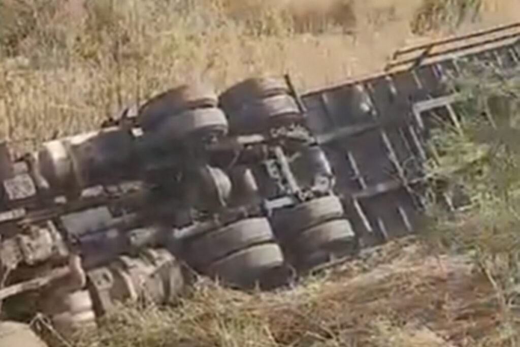 veja-cena-de-acidente-apos-colisao-entre-carro-e-caminhao-no-df