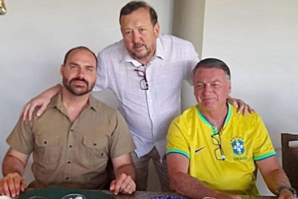 pen-drive-de-bolsonaro-armazenava-documentos-de-empresa-de-aliado