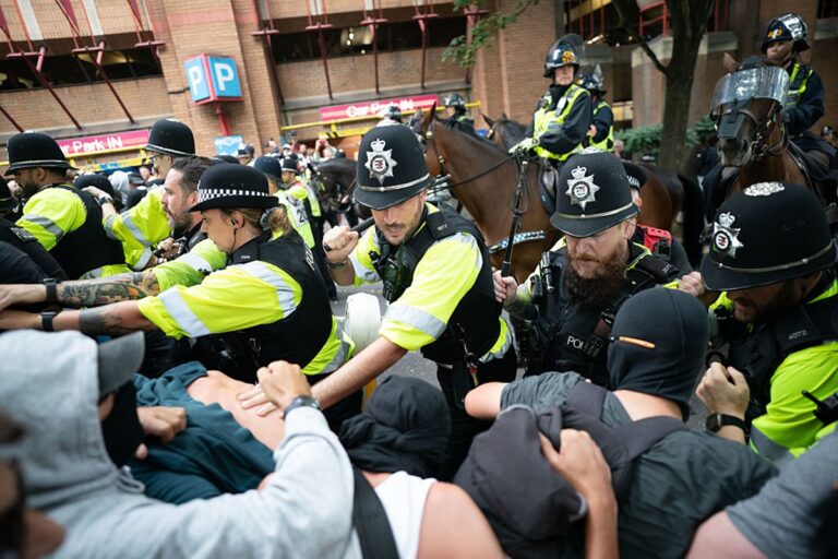 londres:-protestos-contra-hoteis-de-imigrantes-terminam-em-confronto