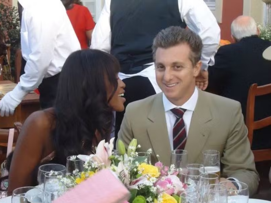Após reencontro com Cauã Reymond, Naomi Campbell relembra amizade de longa data com Luciano Huck