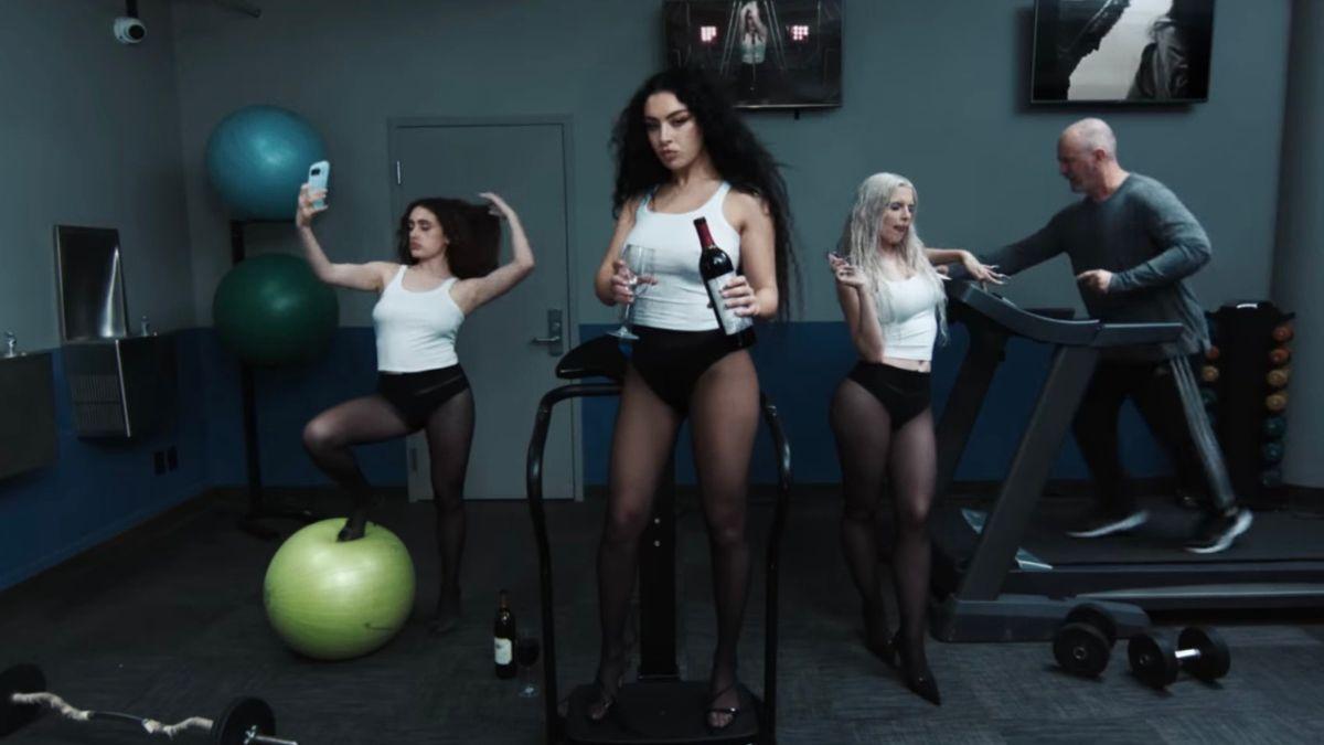 Pioneira do hyperpop no Brasil, cantora Nina Fernandes fala do estilo que virou trend com Charli XCX e Katseye