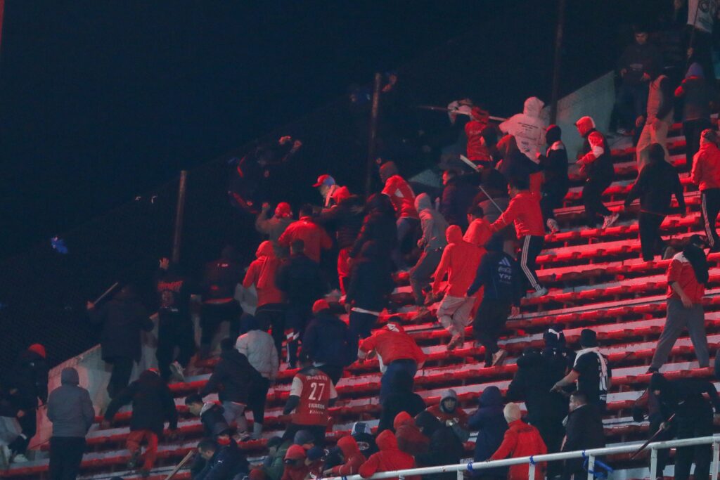 independiente-bane-25-torcedores-que-participaram-de-briga-contra-la-u