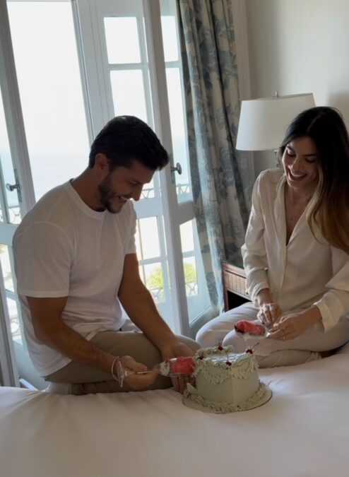 Camila Queiroz e Klebber Toledo revelam sexo do 1º filho em data especial