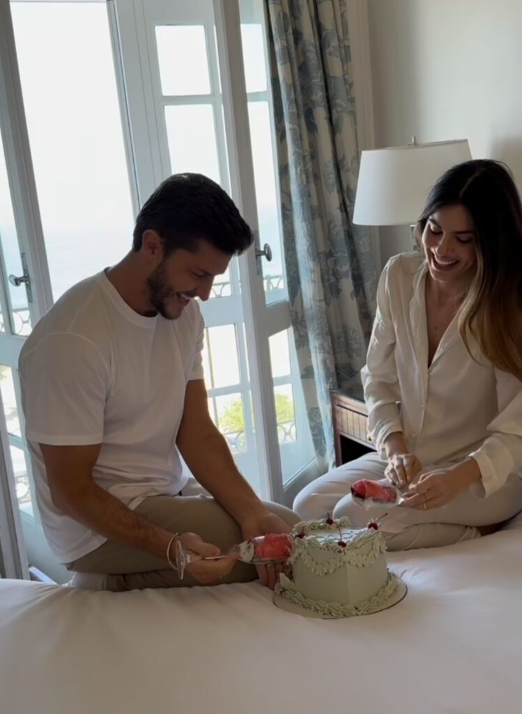 camila-queiroz-e-klebber-toledo-revelam-sexo-do-1o-filho-em-data-especial