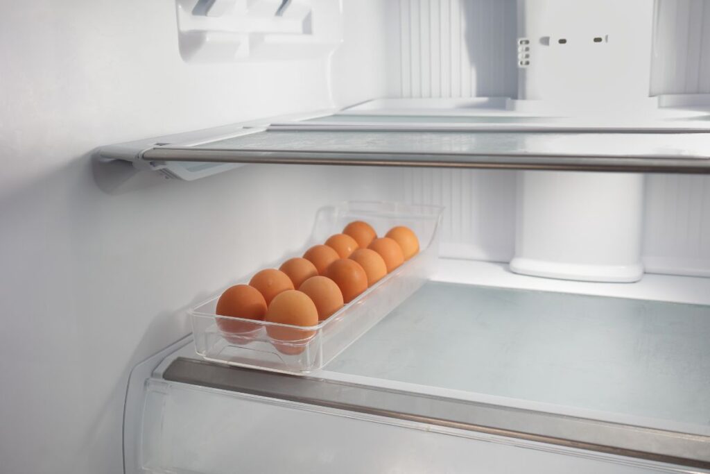 por-que-o-ovo-nao-vai-a-geladeira-no-mercado,-mas-deve-ir-na-sua-casa