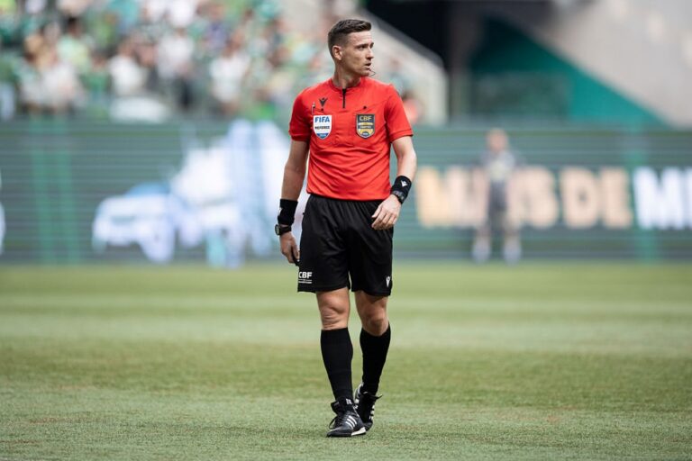 diretor-do-cruzeiro-reclama-de-arbitro-escolhido-para-classico;-veja