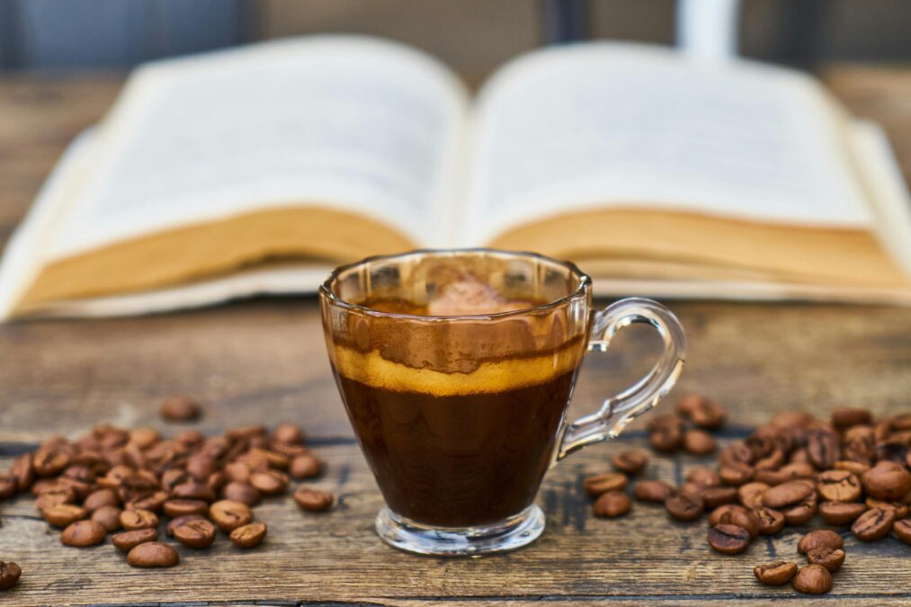 Estudo revela que o café pode interferir na eficácia de antibióticos; entenda