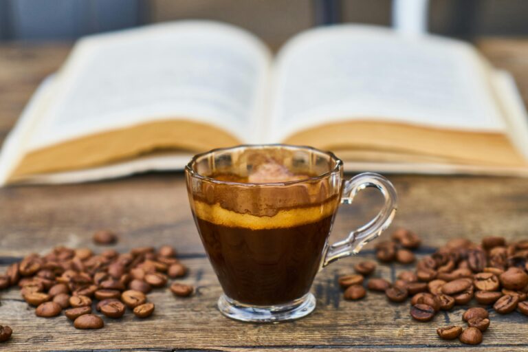 estudo-revela-que-o-cafe-pode-interferir-na-eficacia-de-antibioticos;-entenda