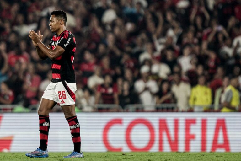 convocado-por-ancelotti,-alex-sandro-sai-de-campo-com-dores-na-perna