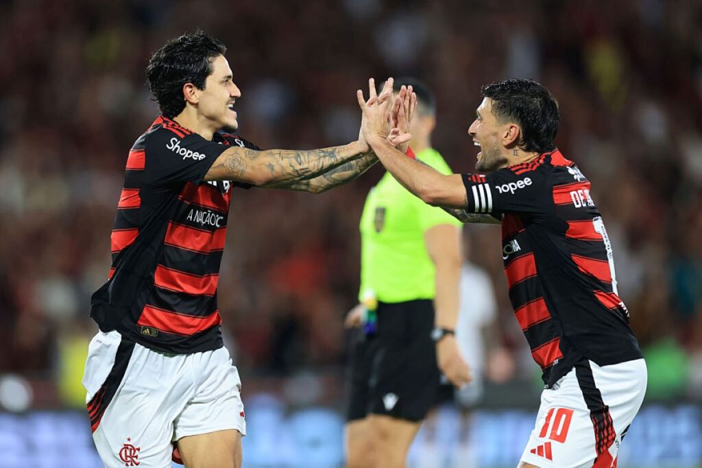 no-maracana,-flamengo-aplica-goleada-historica-contra-o-vitoria