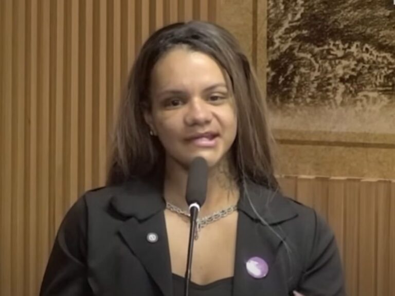 mulher-espancada-com-60-socos-por-ex-namorado-recebe-homenagem-e-discursa-em-natal