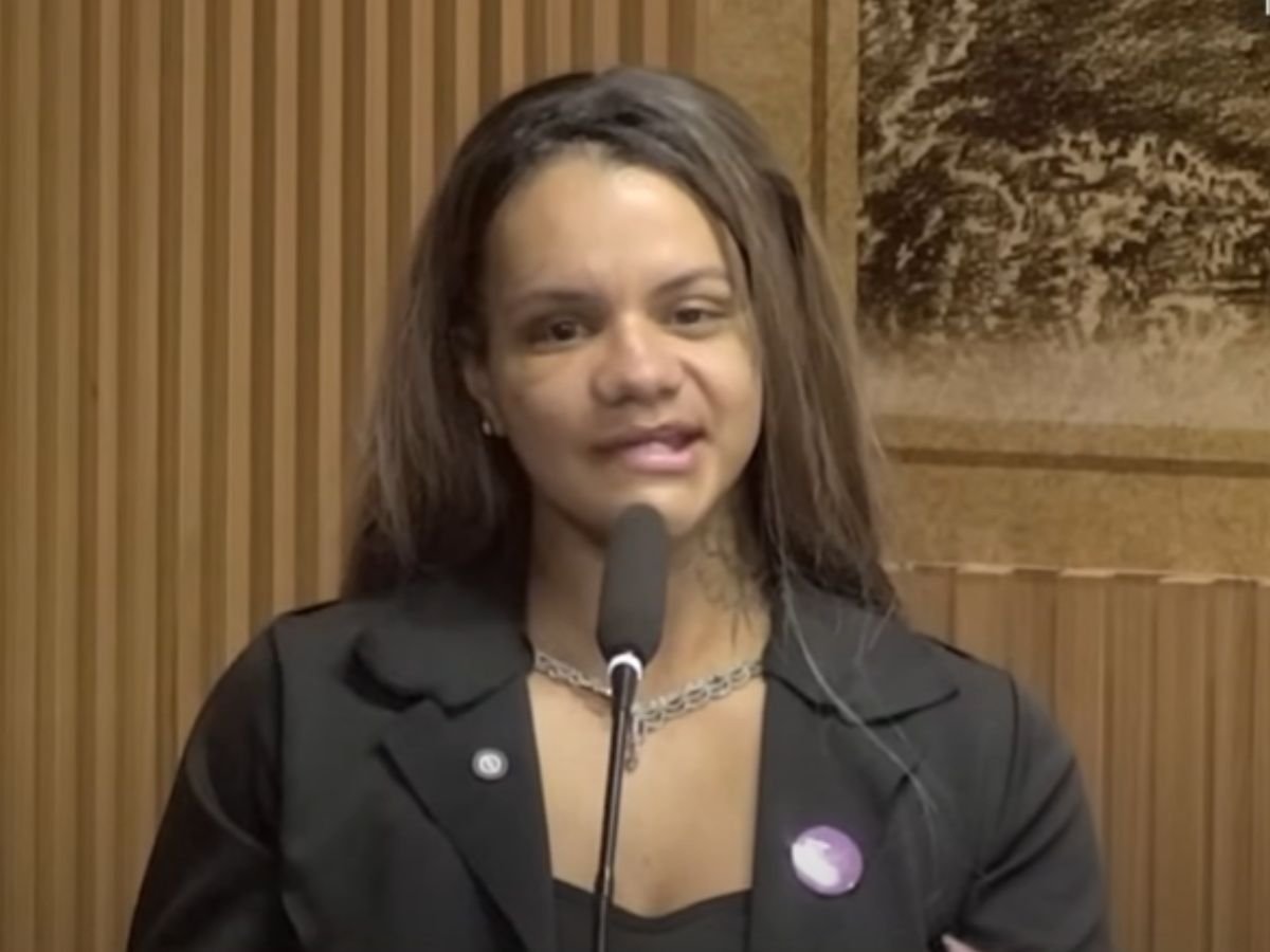 Mulher espancada com 60 socos por ex-namorado recebe homenagem e discursa em Natal