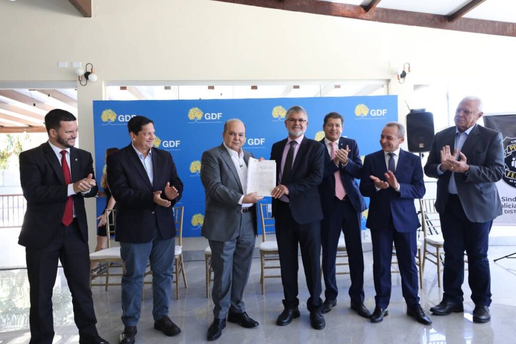 ibaneis-entrega-escritura-que-regulariza-terreno-do-clube-da-pf