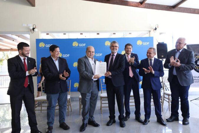ibaneis-entrega-escritura-que-regulariza-terreno-do-clube-da-pf
