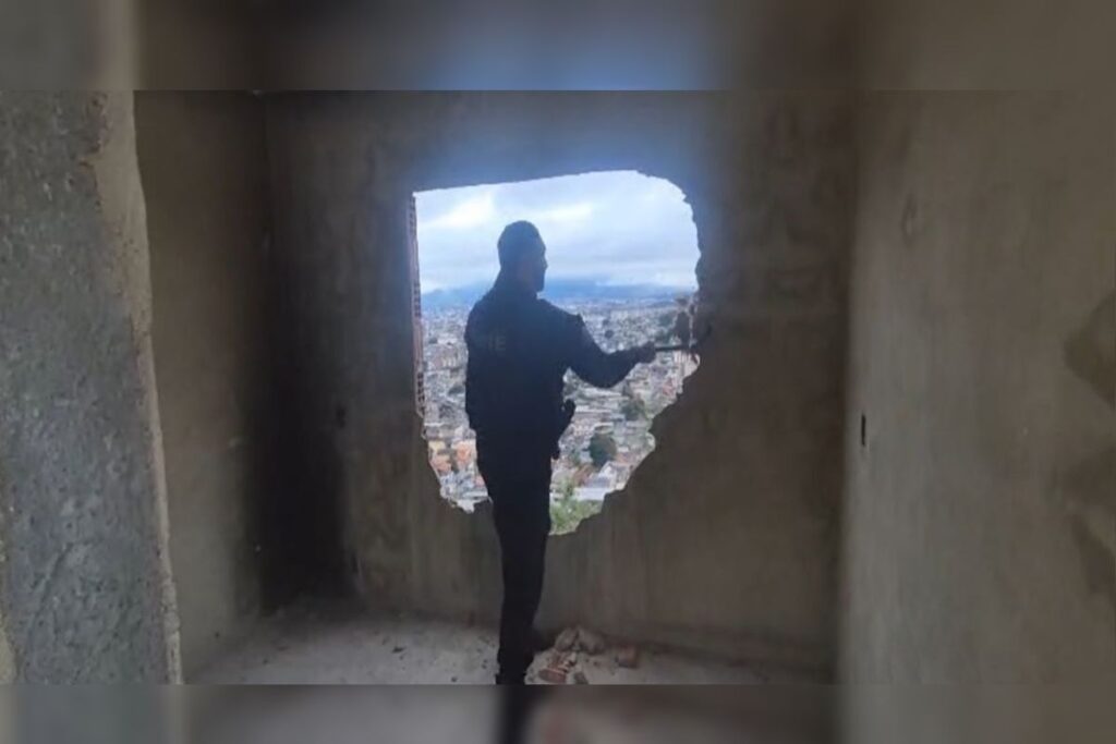 veja-momento-em-que-policia-invade-base-do-cv-e-destroi-seteiras