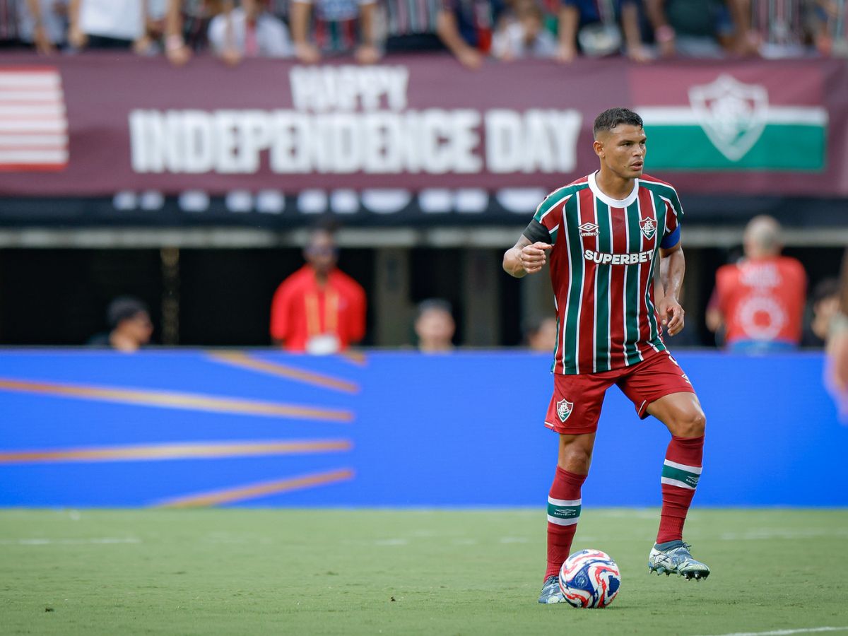 Recuperado de lesão, Thiago Silva anima torcida do Fluminense antes de duelo com o Bahia