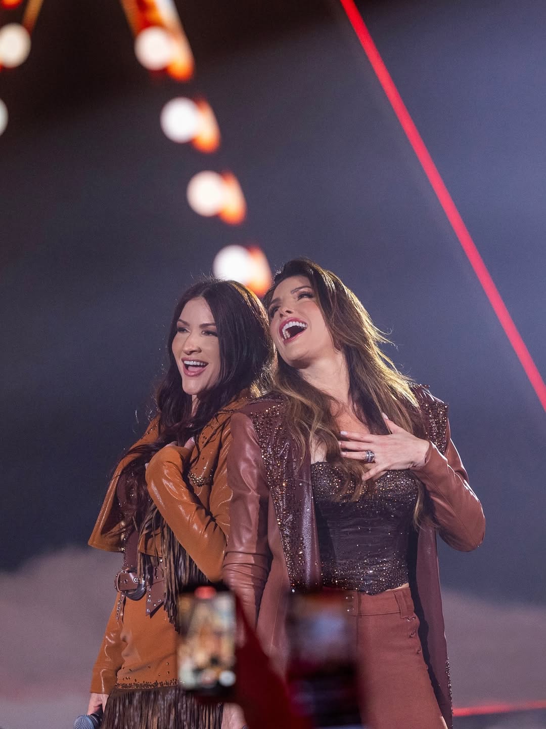 Lucylla & Lucyana lançam hino à solteirice que viralizou após término de Virginia e Zé Felipe