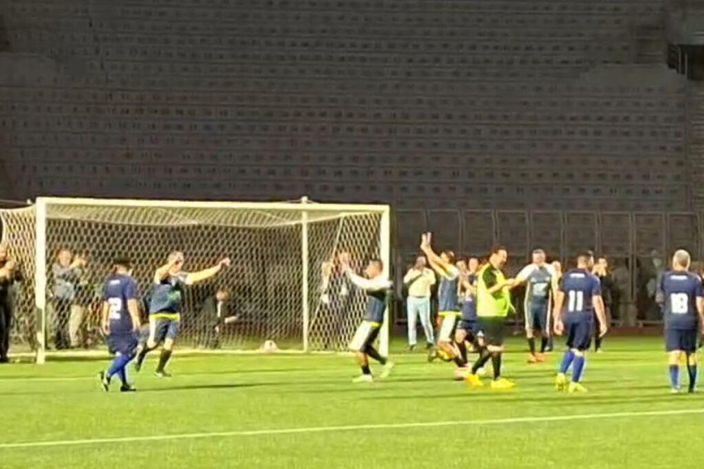 embaixadinhas,-penalti-e-gol:-tarcisio-joga-com-prefeitos-de-sp.-veja