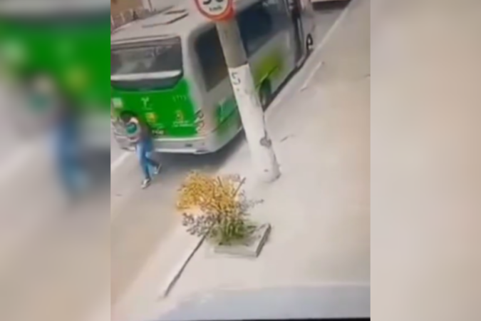 mulher-morre-atropelada-apos-condutor-dar-a-re-em-onibus.-cenas-fortes