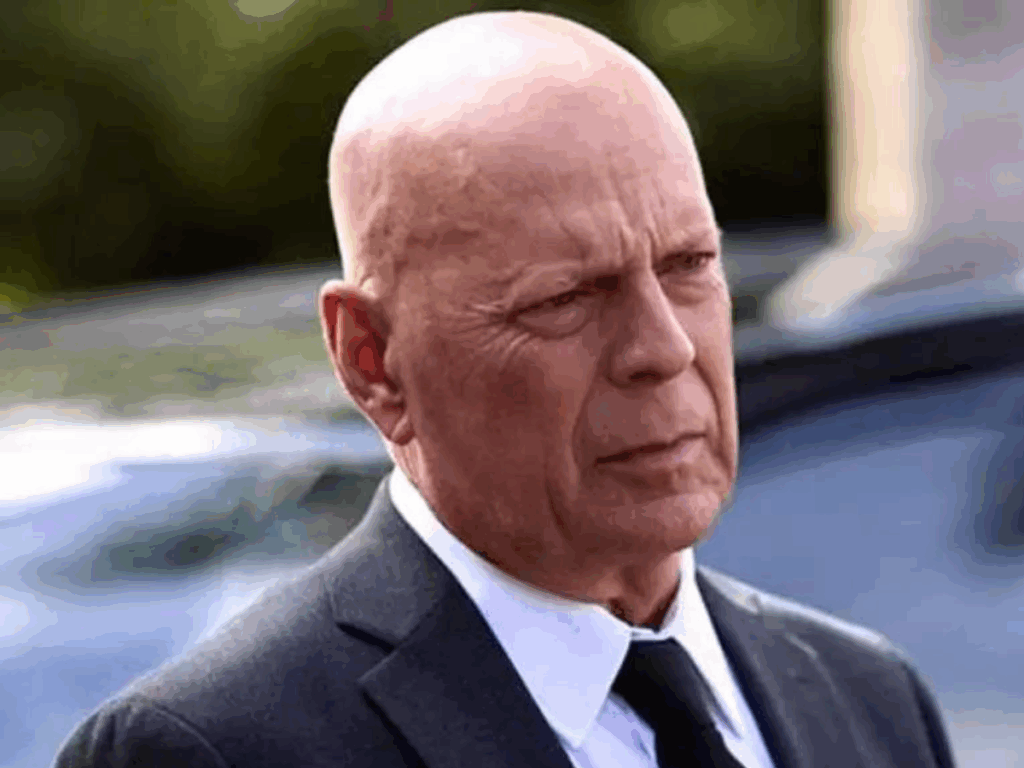 bruce-willis-vive-em-casa-separada-com-cuidadores;-esposa-explica-decisao-dificil