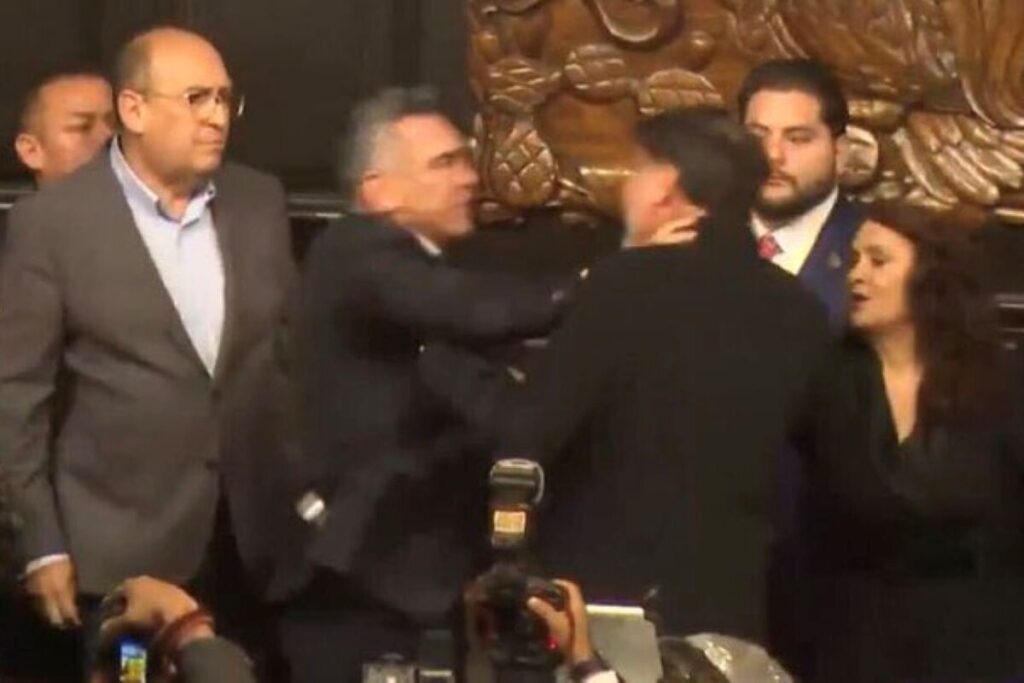 senadores-mexicanos-trocam-tapas-e-empurroes-durante-sessao.-video