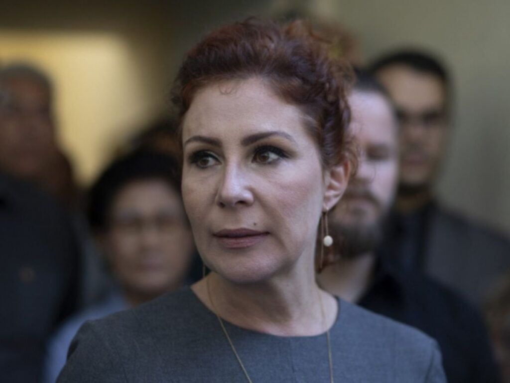 “risco-de-fuga”,-aponta-justica-italiana-ao-manter-carla-zambelli-presa-em-roma